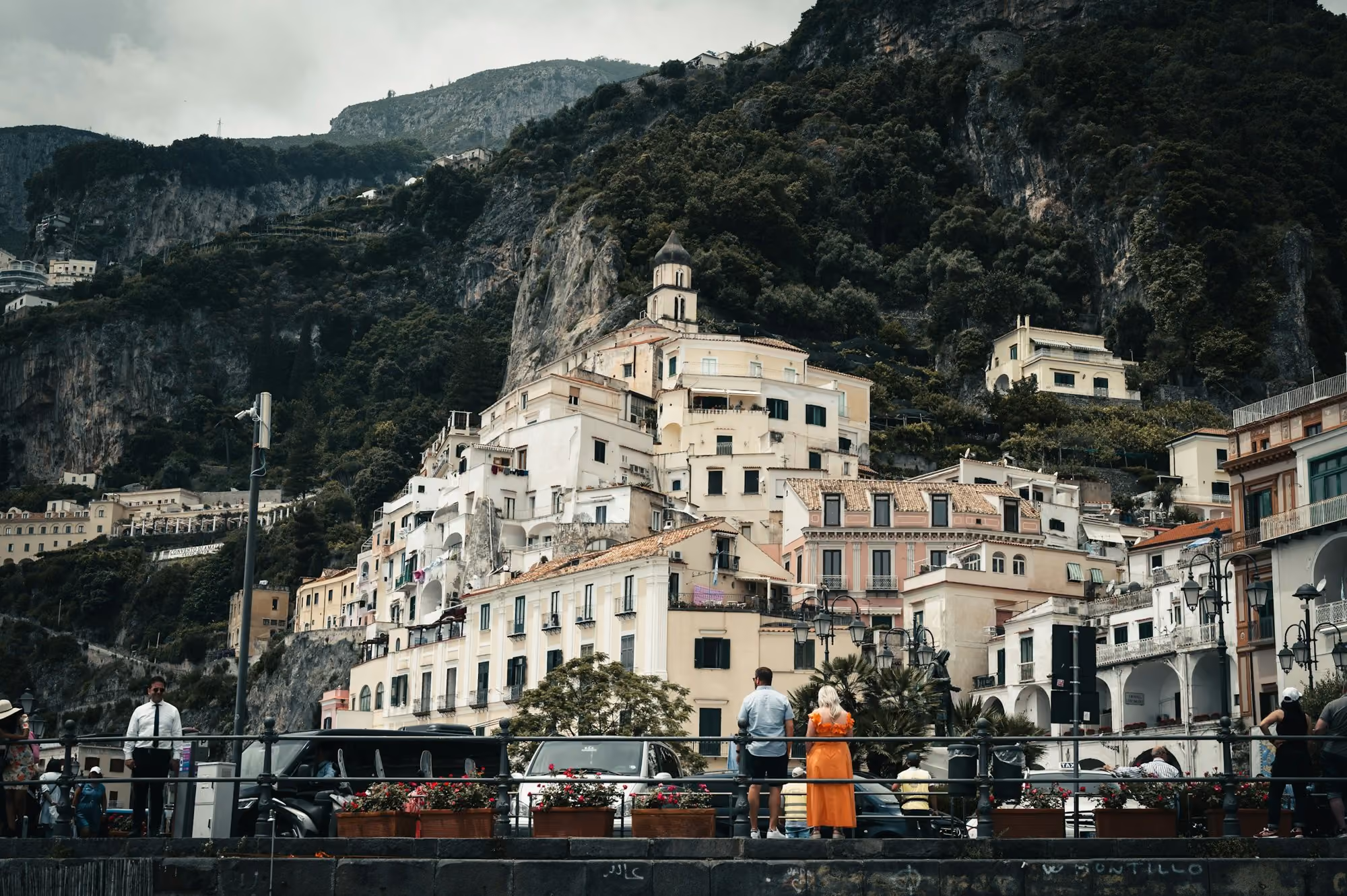 Near Hotel Santa Caterina: a group of people standing on top of a bridge
