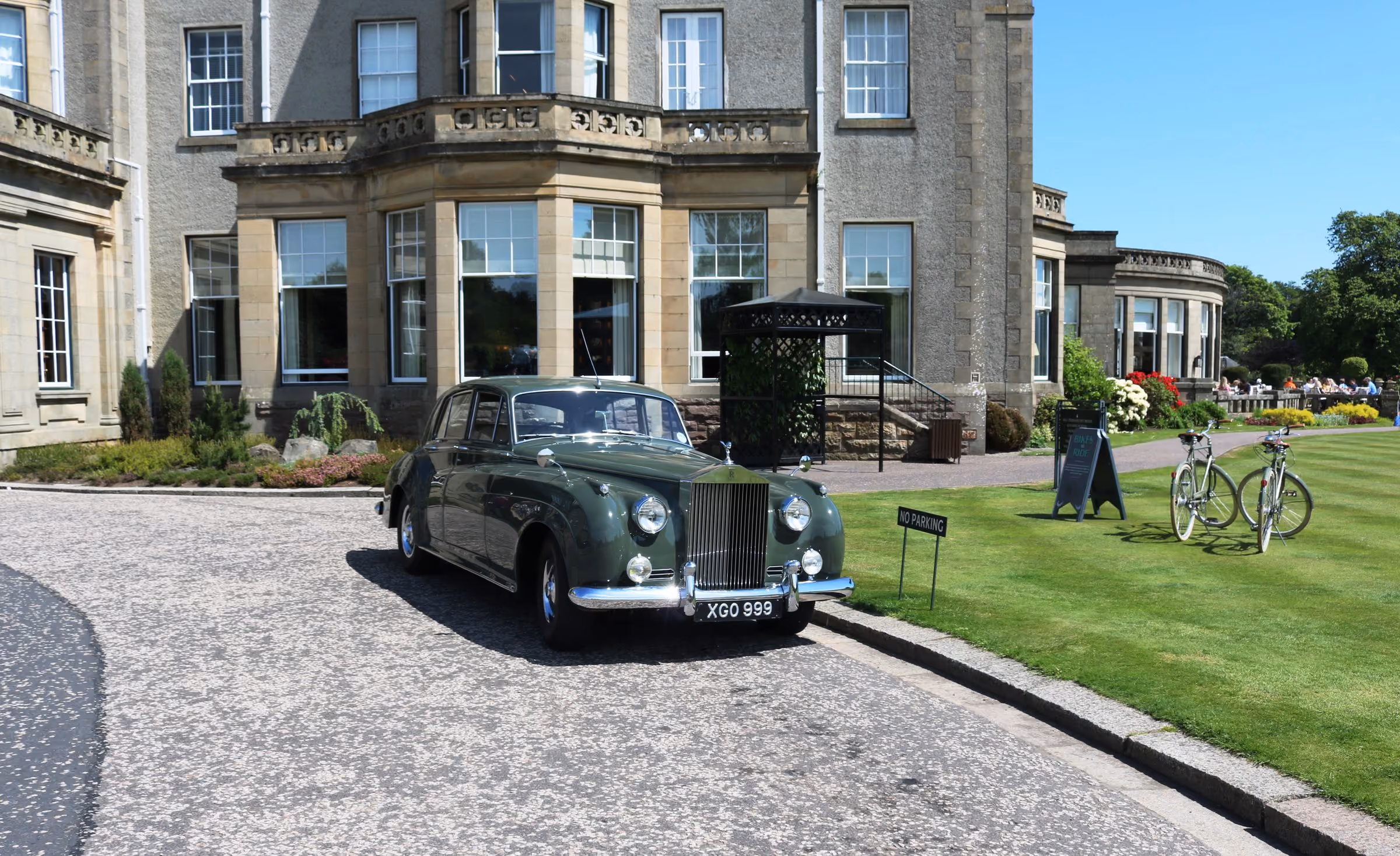 A vintage Rolls-Royce at the entrance of Gleneagles