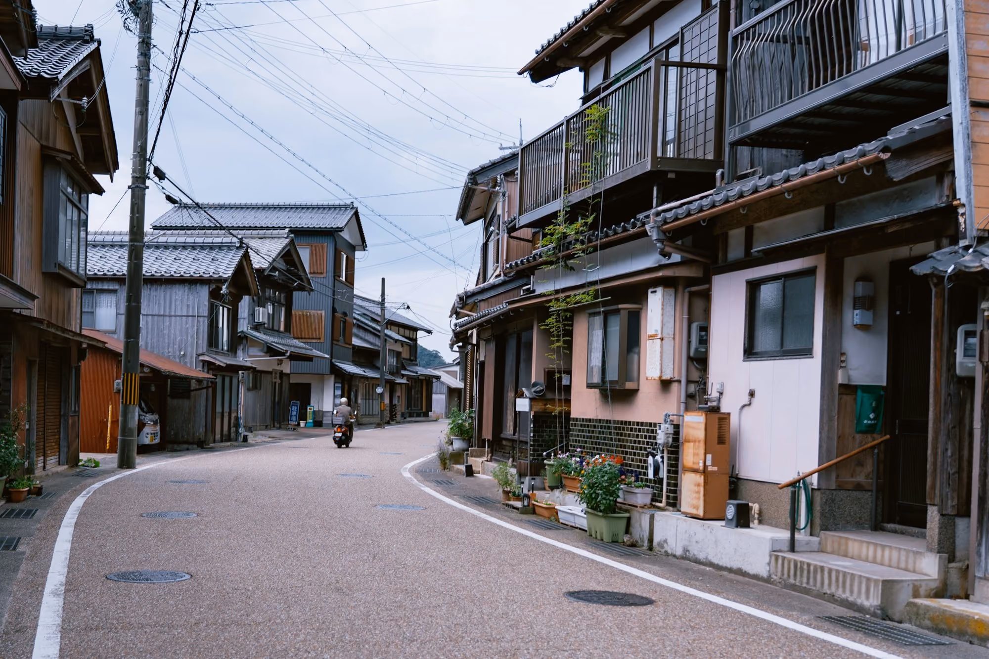 Near Hiiragiya: Traditional japanese houses line a winding street