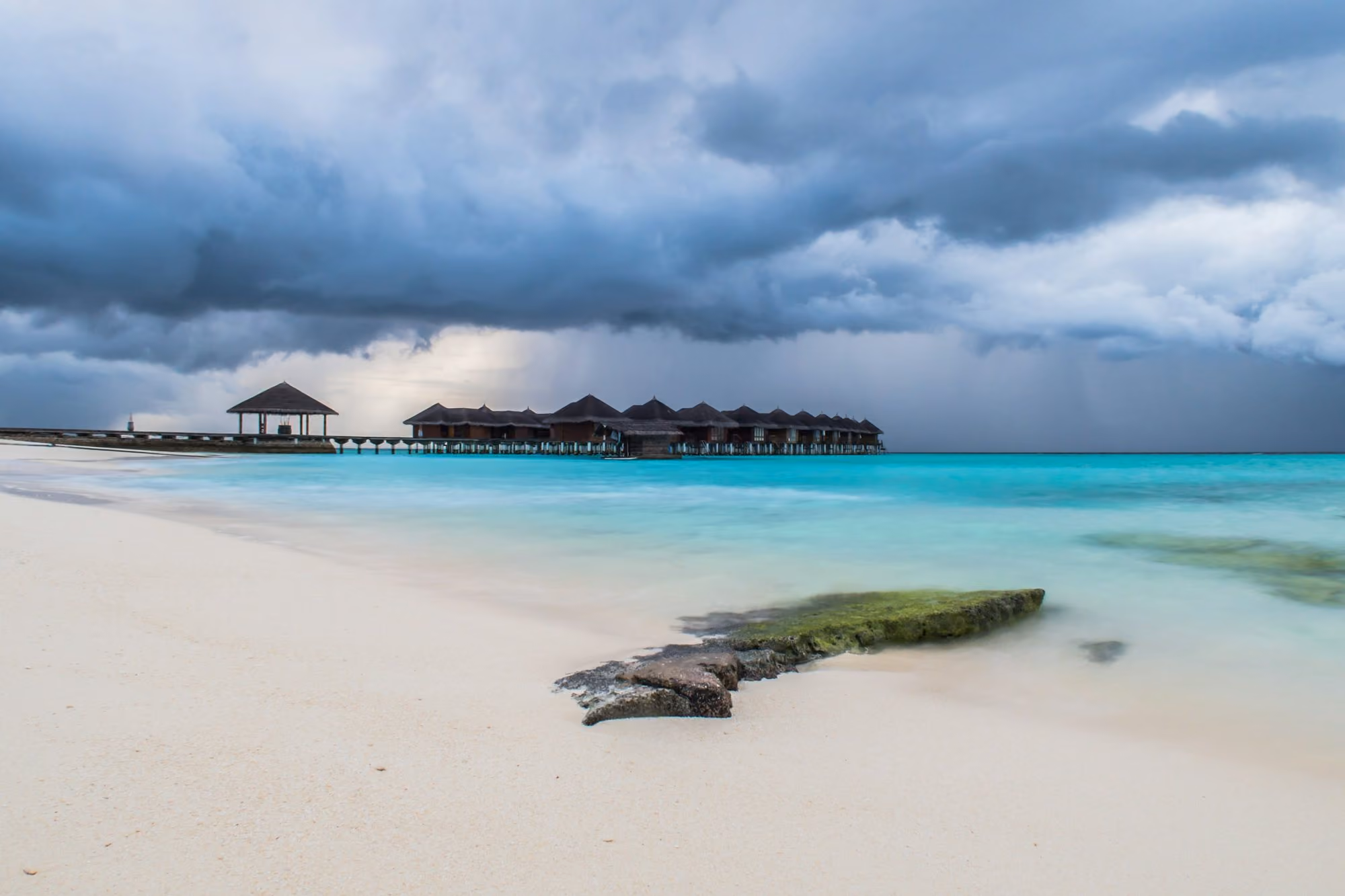 Near Constance Halaveli Maldives: cottages at the beach