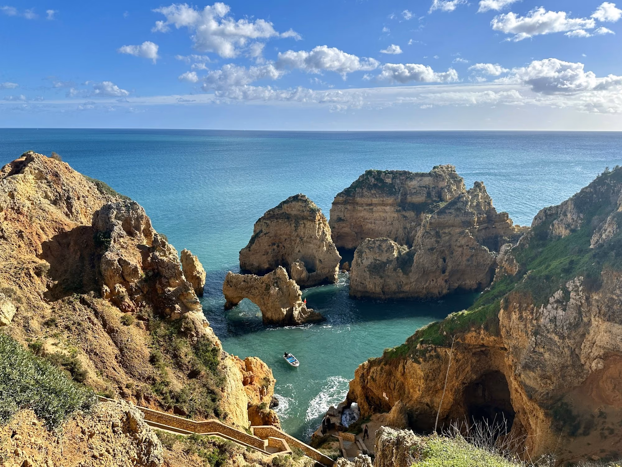 Near Vila Vita Parc Resort & Spa: a scenic view of a body of water near a rocky cliff