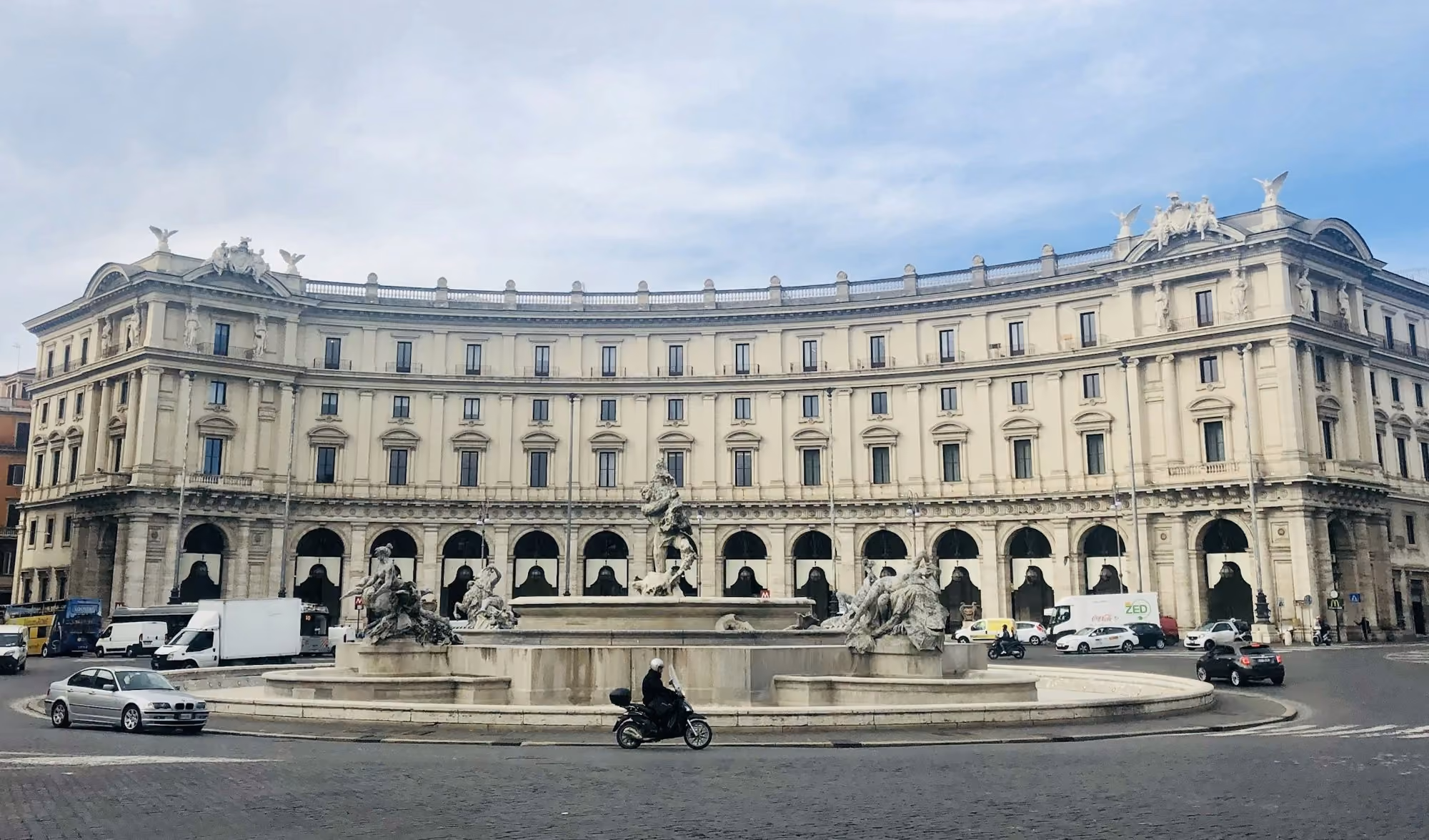 Near Anantara Palazzo Naiadi Rome Hotel: a large building with a fountain in front of it