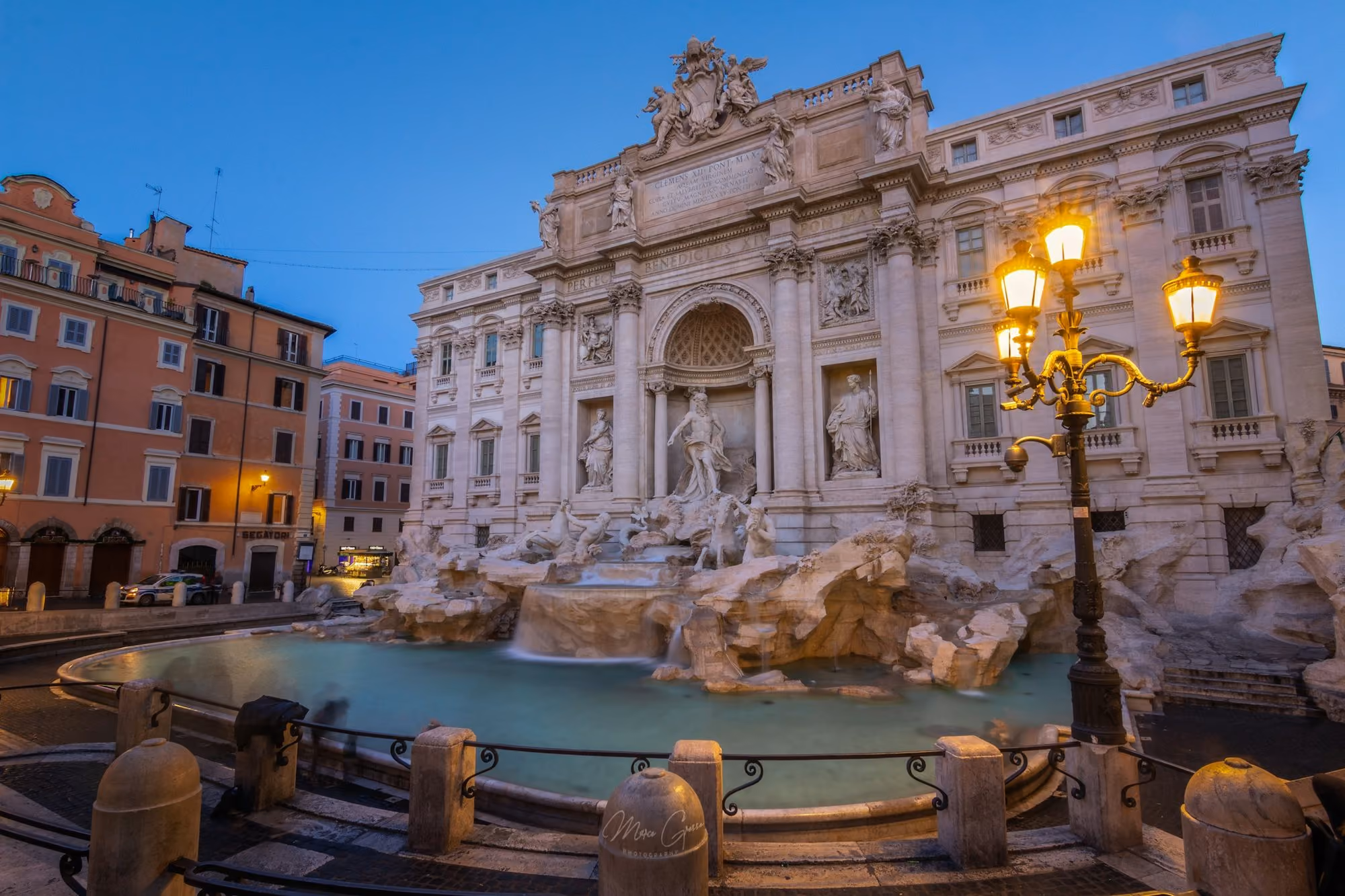 Near Palazzo Talìa: The trevi fountain in rome at dusk
