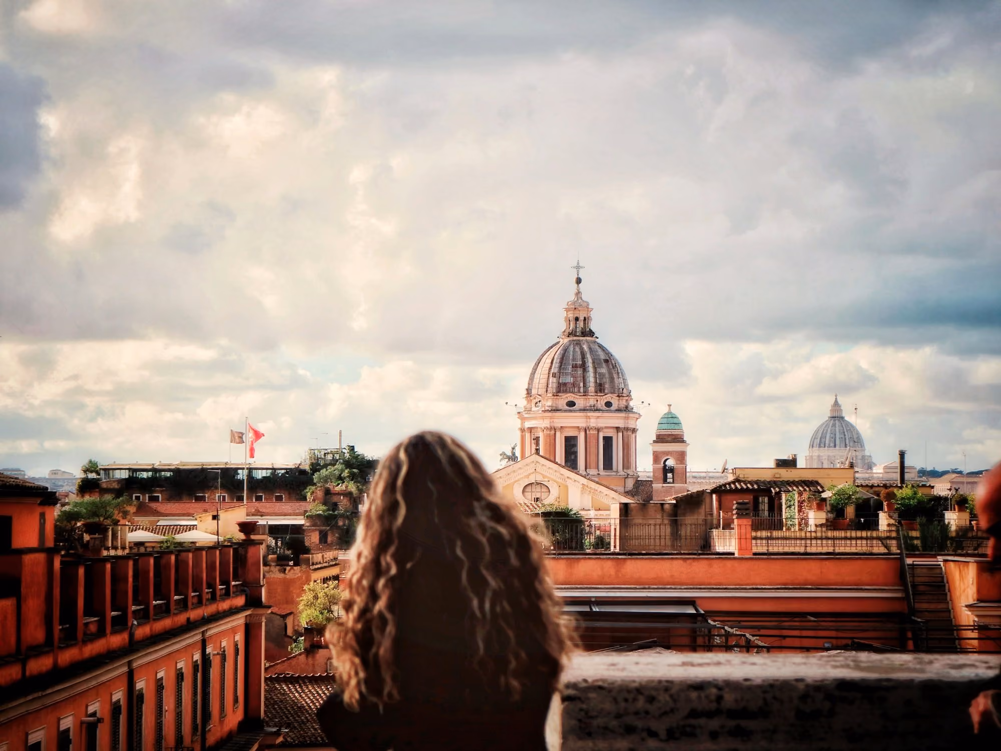 Near Villa Spalletti Trivelli: a woman standing on top of a roof next to a tall building