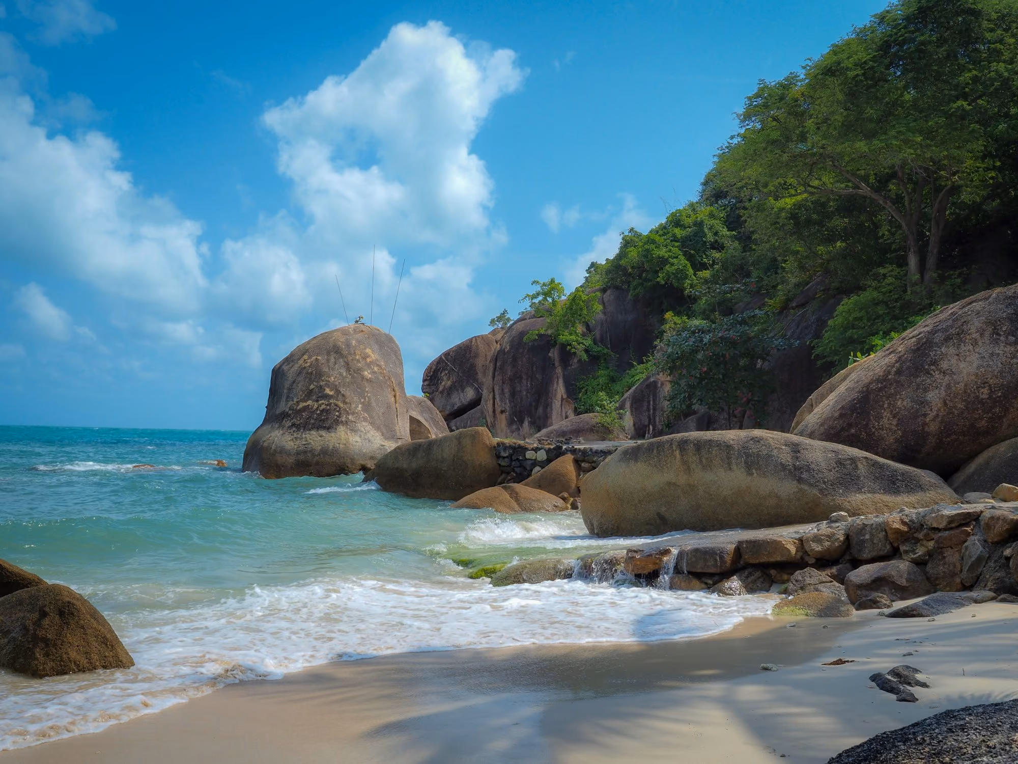 Near Banyan Tree Samui: seashore with rocks